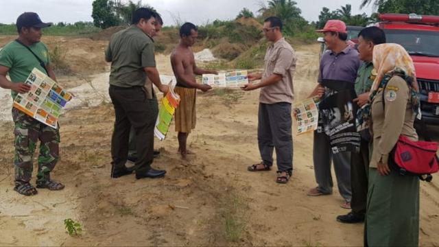 Petugas BBKSDA Riau mengunjungi warga terkait kemunculan harimau sumatra.