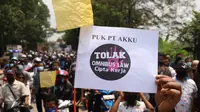 Buruh membawa spanduk saat melakukan aksi di Kota Tangerang, Banten, Selasa (6/10/2020). Dalam aksi tersebut mereka menolak UU Omnibus Law Cipta Kerja yang sudah disahkan oleh DPR RI. (Liputan6.com/Angga Yuniar)