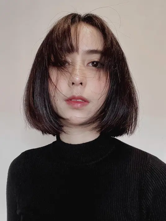 Tak hanya manis, Clairine juga bisa tampil badas saat pasang muka fierce. Penampilannya ini juga didukung dengan baju hitam yang dikenakannya. Ditambah lagi, gaya rambutnya yang sengaja ditata dengan cara acak-acakkan. (Liputan6.com/IG/@clairineclay)