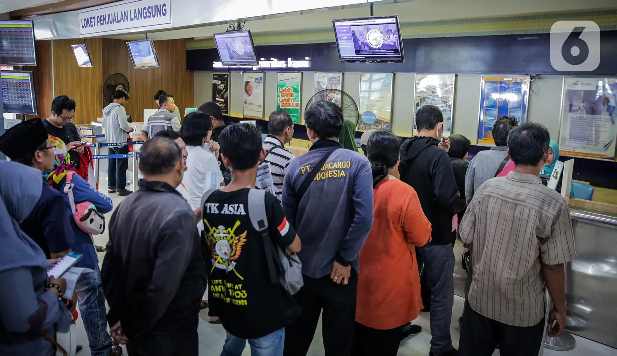 Calon penumpang mengantre di loket pembelian tiket di Stasiun Senen, Jakarta, Senin (9/3/2020). PT KAI telah menjual tiket masa angkutan Lebaran H-90 atau 90 hari sebelum tanggal keberangkatan. (Liputan6.com/Faizal Fanani)