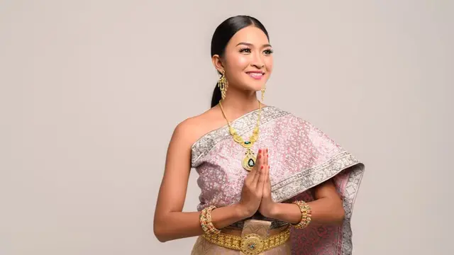 Ilustrasi Baju Adat yang Dilengkapi dengan Aksesoris