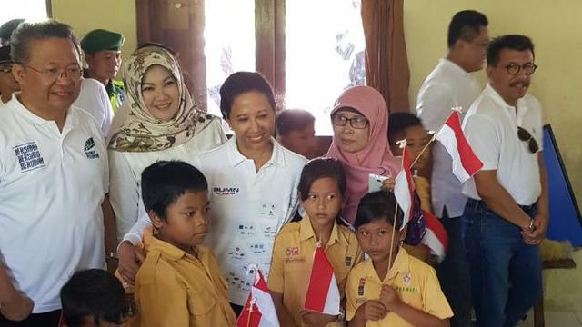 Menteri BUMN Rini Soemarno menjalankan program Padat Karta Tunai di Klaten, Jawa Tengah, Sabtu (24/3/2018). (Foto: Dok Humas BUMN)