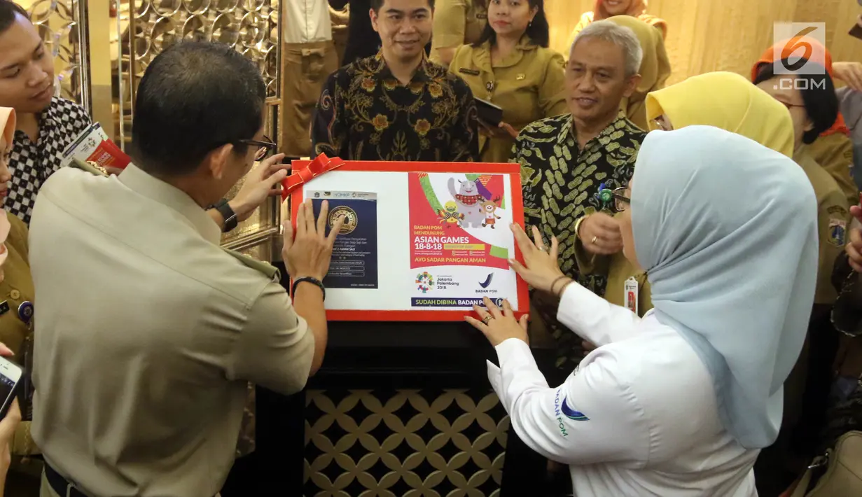Wakil Gubernur DKI Jakarta Sandiaga Uno dan Kepala BPOM RI Penny K Lukito memasang stiker aman saji Asian Games 2018 di salah satu restoran di Plaza Indonesia, Jakarta, Selasa (24/7). (Liputan6.com/Arya Manggala)