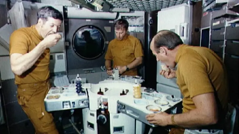 Astronot awak Skylab 2 NASA makan di angkasa luar (sumber: NASA via The Vintage News)