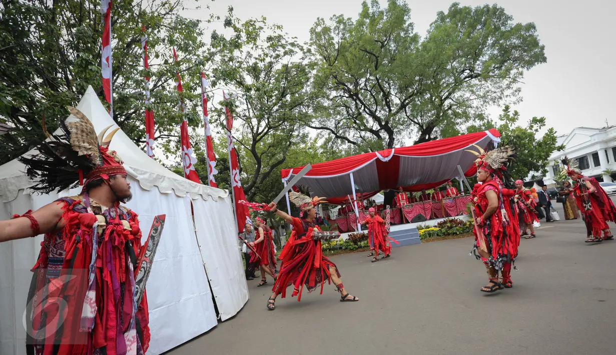 Sejumlah penari menampilkan tarian Cakalele usai pelaksanaan upacara peringatan Proklamasi 17 Agustus di Halaman Istana Merdeka, Jakarta, Senin (17/8/2015). (Liputan6.com/Faizal Fanani)