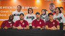 Sesi foto bersama pemain Persija Jakarta dengan para karyawan dalam acara meet & greet di Kantor Pusat Bank Jakarta, Jakarta Pusat pada Rabu (18/2/2025). (Bola.com/Nur Iman Ali)