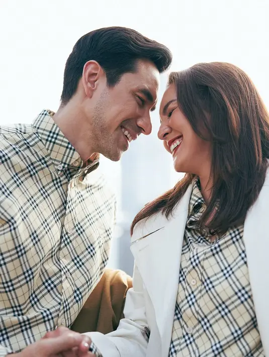 Selama 19 tahun menikah, romantisme Donna Agnesia dan Darius Sinathrya seolah tidak luntur. Selain selalu terlihat kompak, keduanya terlihat serasi dalam busana kasual dan formal [@dagnesia]