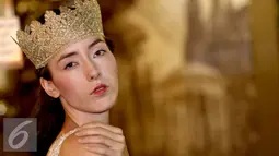Model berpose mengunakan Makeup seperti ratu untuk pesta Halloween saat sesi poto di Jakarta, (31/10/2015). Perayaan Helloween tak melulu harus menyeramkan, Anda tetap dapat terlihat cantik seperti model tersebut. (Liputan6.com/Yudha Gunawan)