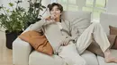 Aktor Park Seo Joon tampil santai dengan cardigan bernuasa earth tone yang dipasukan dengan pants warna serupa. Dok. Instagram @bn_sj2013