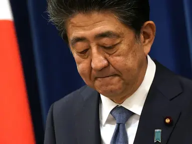 Perdana Menteri Jepang Shinzo Abe berbicara dalam konferensi pers di Kediaman Resmi Perdana Menteri, Tokyo, Jepang, Jumat (28/8/2020). Shinzo Abe pada 28 Agustus 2020 mengumumkan bahwa dia mengundurkan diri sebagai Perdana Menteri Jepang karena masalah kesehatan. (Franck ROBICHON/POOL/AFP)