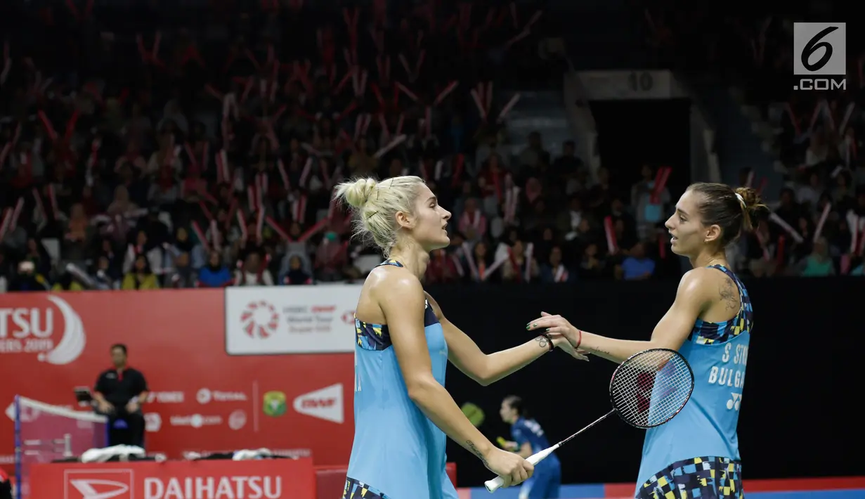 Pasangan Bulgaria Gabriela Stoeva/Stefani Stoeva usai ditaklukkan wakil Indonesia Greysia Polii/Apriyani Rahayu pada laga Indonesia Masters 2019 di Istora Senayan, Jakarta, Rabu (23/1). Pasangan Indonesia menang 22-20, 21-15. (Bola.com/M Iqbal Ichsan)