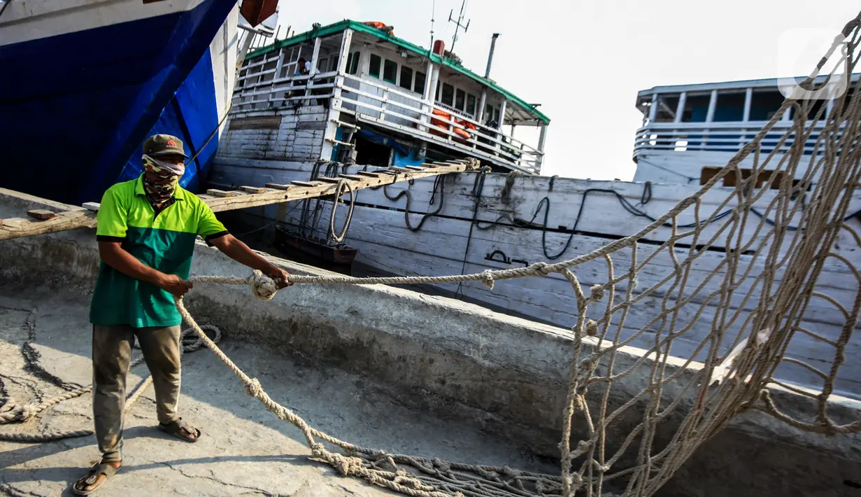 Pekerja buruh angkut beraktivitas di Pelabuhan Sunda Kelapa, Jakarta, Kamis (10/6/2021). Alhasil, para pekerja ini setidaknya bisa mendapat Rp 100 ribu setiap bongkar muatnya. (Liputan6.com/Johan Tallo)