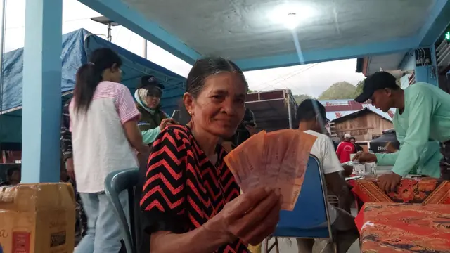 Layanan Penukaran Uang dalam Ekspedisi Rupiah Berdaulat (ERB) Bank Indonesia di Desa Tifu, Kecamatan Leksula, Kabupaten Buru Selatan, Pulau Buru, Maluku, Kamis (24/10/2024).