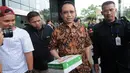 Mantan ketua DPR Marzuki Alie (tengah) usai menjalani pemeriksaan di Gedung KPK, Jakarta, Selasa (26/6). Marzuki Alie diperiksa sebagai saksi untuk tersangka Irvanto Hendra Pambudi Cahyo dan Made Oka Masagung. (Merdeka.com/Dwi Narwoko)