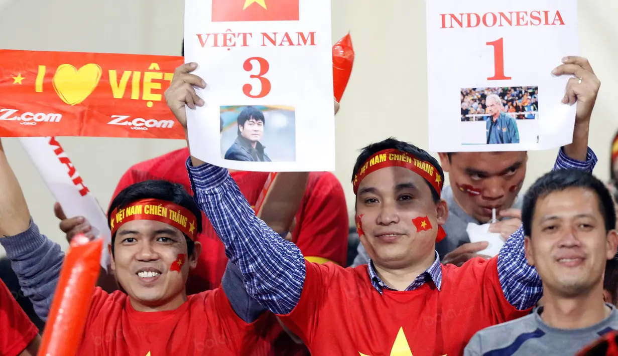 Suporter Vietnam menunjukan harapannya agar negaranya menang 3-1 atas Indonesia pada semifinal Piala AFF 2016 di Stadion My Dinh, Hanoi, Kamis (7/12/2016). (Bola.com/Peksi Cahyo) 