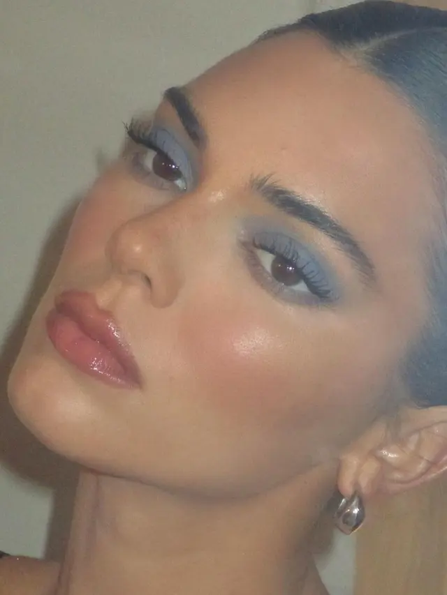 6 Inspirasi Y2K Frosted Eye Makeup Look yang Tengah Tren, dari Kendall Jenner hingga Eva Celia