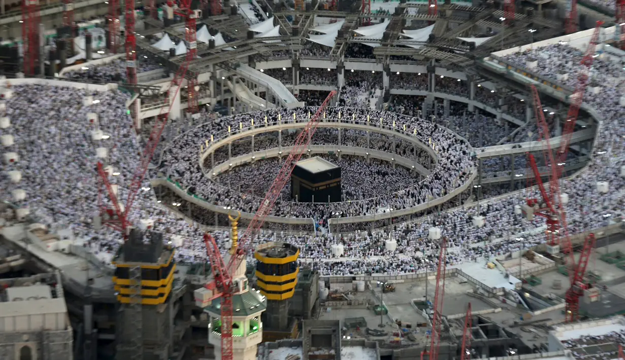 Pemandangan dari udara menunjukkan ribuan umat Muslim memadati Kakbah yang terletak di Masjidil Haram pada malam Lailatul Qadar di kota Mekkah, 14 Juli 2015. (REUTERS/Ali Al Qarni)