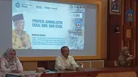 Mantan Sekjen Pengurus Pusat PWI Bambang Sadono (tengah) saat memberi materi jurnalistik di SMAN 1 Blora. (Liputan6.com/Ahmad Adirin)