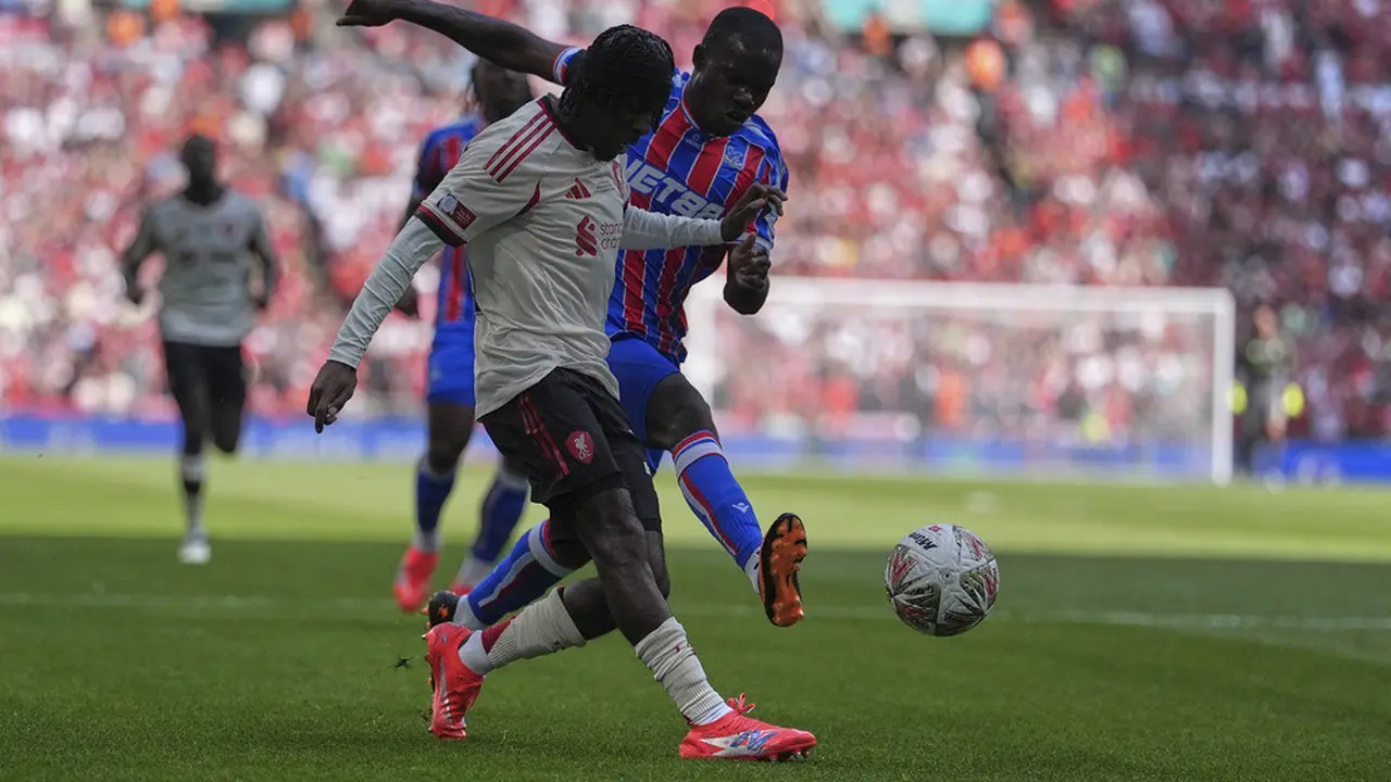 Aksi Jeremie Frimpong mencetak gol di laga Community Shield antara Crystal Palace vs Liverpool di Stadion Wembley, Minggu (10/08/2025). (AP Photo/Dave Shopland).