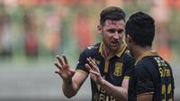 Gelandang Borneo FC, Shane Smeltz, berdiskusi dengan Sultan Samma saat melawan Persija pada laga Liga 1 di Stadion Patriot Bekasi, Jawa Barat, Minggu (16/7/2017). Persija menang 1-0 atas Borneo FC. (Bola.com/Vitalis Yogi Trisna)