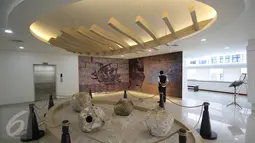 Pengunjung melihat koleksi Galeri Barang Muatan Kapal Tenggelam (BMKT) di Gedung Mina Bahari IV, Kementerian Kelautan dan Perikanan (KKP), Jakarta, Selasa (14/3). Sekitar 1.500 artefak itu dari muatan kapal yang tenggelam. (Liputan6.com/Immanuel Antonius)