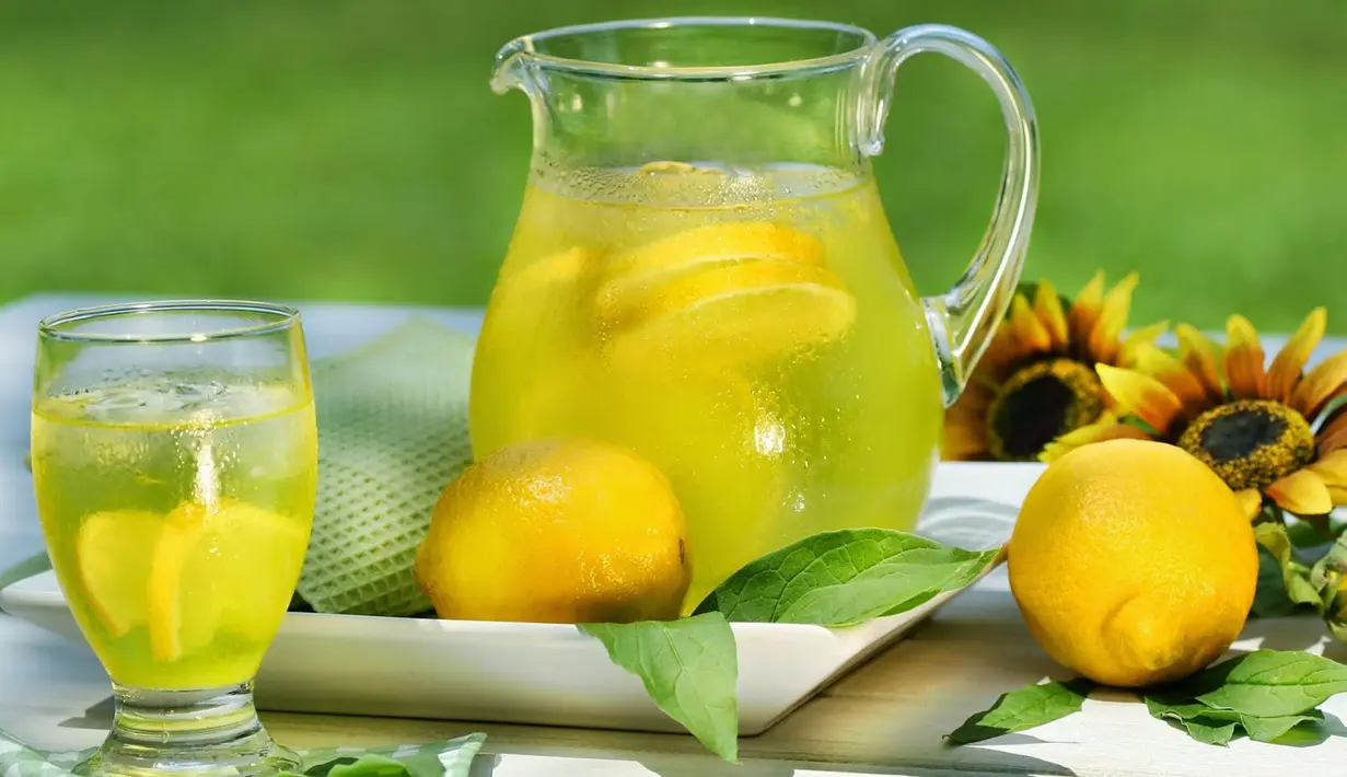 Minum air perasan jeruk lemon setiap pagi yang dicampur dengan air hangat serta madu dapat membantu membakar kalori lebih baik pada pagi hari sekaligus bisa membersihkan sistem pencernaan. (Istimewa)