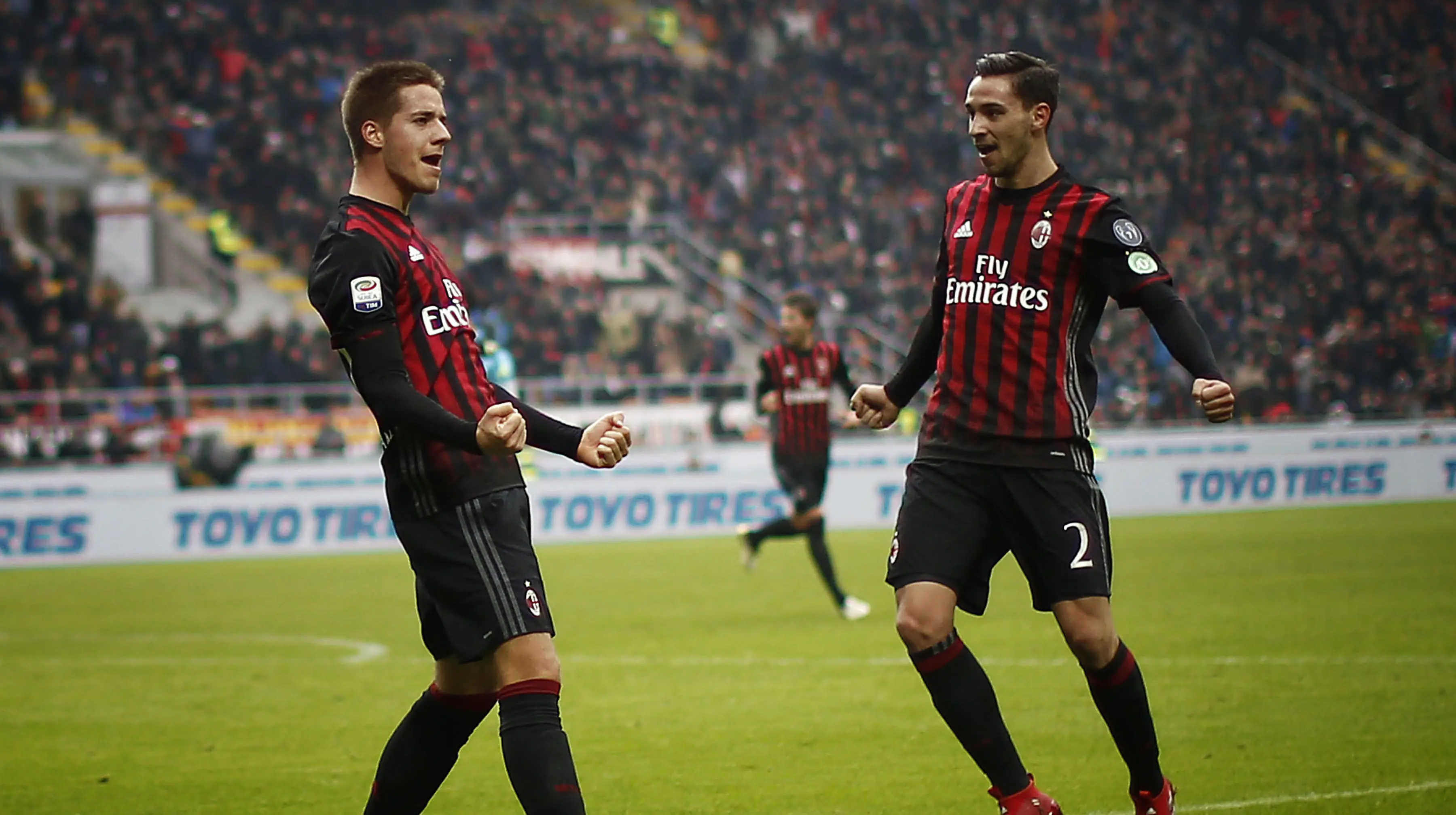 Mario Pasalic (kiri) merayakan golnya ke gawang Crotone bersama Mattia De Sciglio pada lanjutan Serie A di San Siro Stadium, Milan, (04/12/2016). Milan menang 2-1.  (AFP/Marco Bertorello)