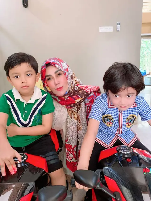 Penuh Kasih Sayang Ini 7 Potret Kebersamaan Amy Qanita dan Cucunya