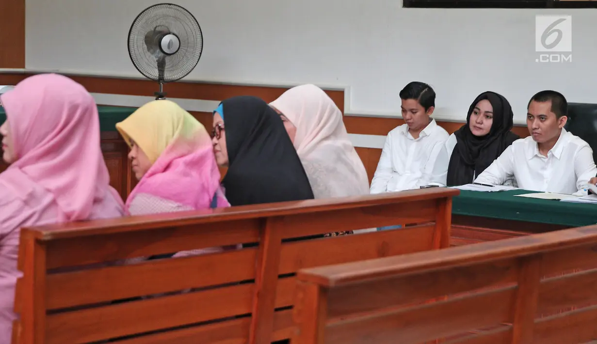 Terdakwa kasus dugaan penipuan dan penggelapan umrah First Travel, Kiki Hasibuan, Anniesa Hasibuan dan Andika Surachman saat menjalani sidang di PN Kota Depok, Senin (12/3). (Liputan6.com/Herman Zakharia)