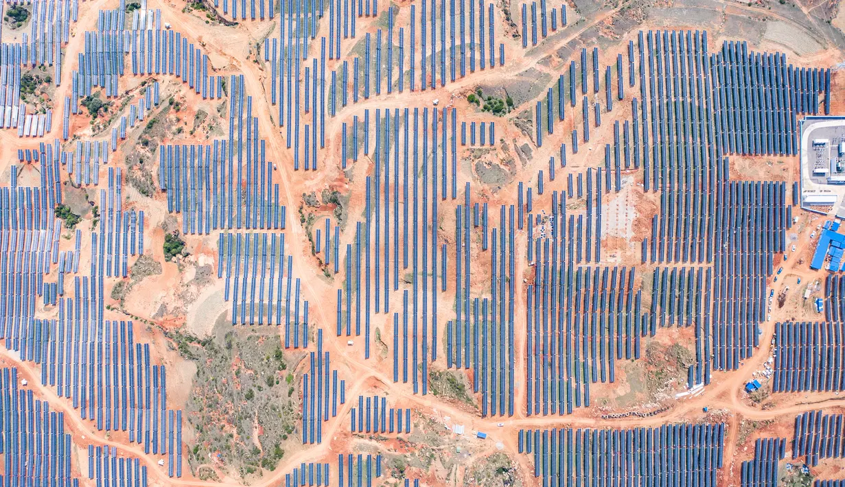 Foto yang diabadikan dari udara menunjukkan pembangkit listrik tenaga surya fotovoltaik di wilayah Weining, Provinsi Guizhou, China, 28 April 2020. (Xinhua/Tao Liang)