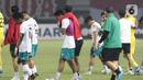 Pemain Timnas Indonesia U-19 meluapkan kesedihan usai laga terakhir penyisihan grup A Piala AFF U-19 2022 melawan Myanmar U-19 di Stadion Patriot Candrabhaga, Bekasi, Jawa Barat, Minggu (10/7/2022). Timnas Indonesia U-19 gagal melaju ke semifinal meski berhasil menundukkan Myanmar U-19 dengan skor 5-1. (Liputan6.com/Helmi Fithriansyah)