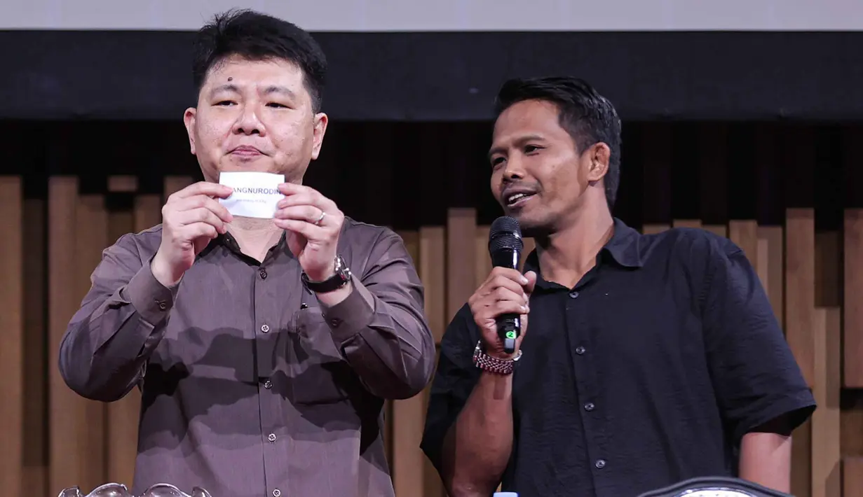 Diselenggarakan oleh Quads Promotions sebagai promotor, NEX Road to Champion hadir dengan konsep tournamen berkelanjutan yang mempertemukan ratusan fighter dari seluruh Indonesia dalam dua cabang olahraga, yaitu boxing dan indostriking. Tampak dalam foto, Head of Sports Business Emtek Group sekaligus CEO Nex, Hendy Lim (kiri) bersama Ketua Umum Interdisciplinary Combat Council (ICC), Suwardi, melakukan pengundian disela-sela konferensi pers terkait NEX Road to Champion di SCTV Tower, Jakarta, Selasa (7/4/2026). (Bola.com/Abdul Aziz)