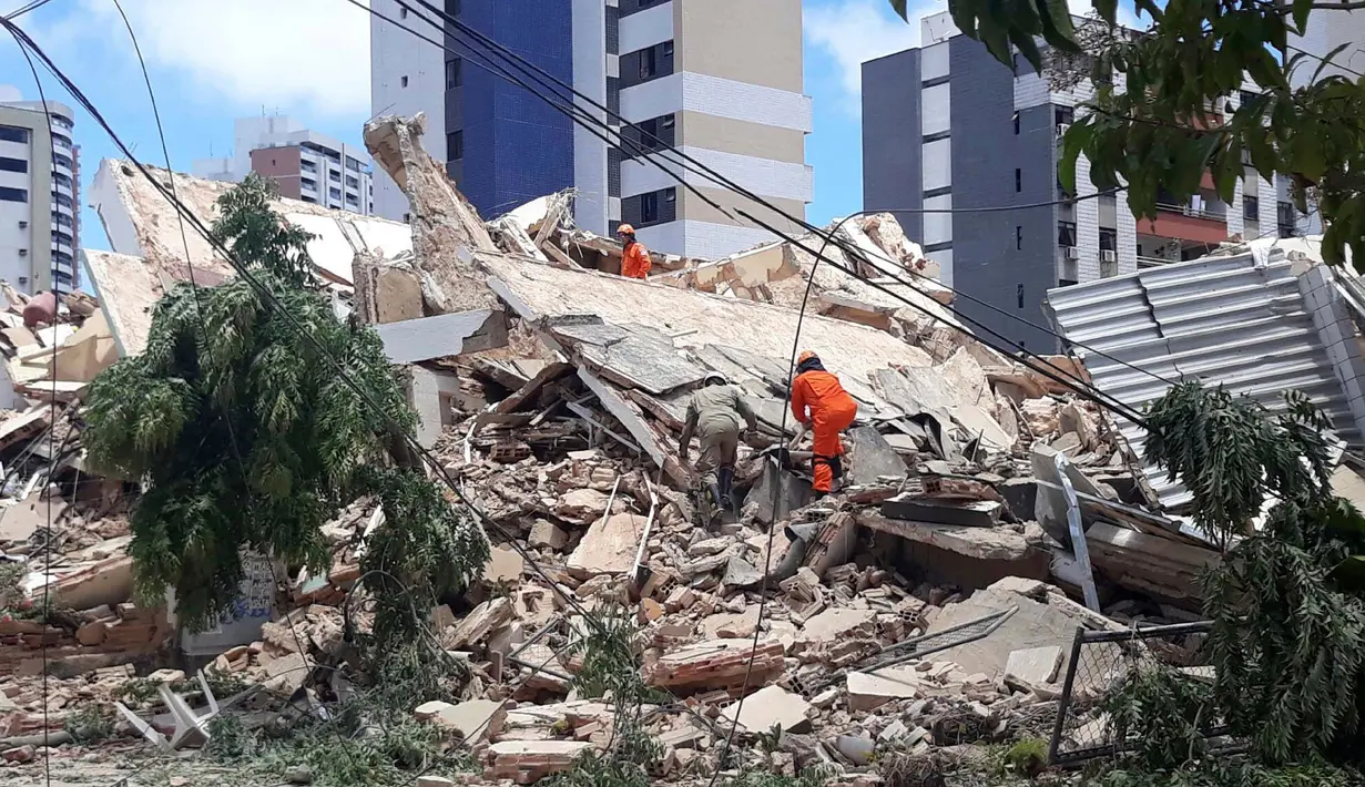 Petugas pemadam kebakaran mencari korban setelah sebuah bangunan runtuh di Fortaleza, negara bagian Ceara, Brasil, Selasa (15/10/2019). Hingga saat ini, penyebab runtuhnya rumah susun tujuh lantai tersebut masih belum diketahui. (LC Moreira/Futura Press via AP)