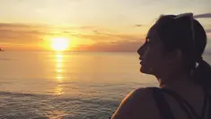 Sebagai aktris top Tanah Air yang sudah bintangi berbagai judul film, jadwal Chelsea Island sangatlah padat. Meski begitu, perempuan berusia 27 tahun ini juga kerap mengimbanginya dengan berlibur melepas penat. Liburan bisa menjadi obat rasa lelah terbaik bagi Chelsea Islan seperti menikmati suasana senja di pantai.(Liputan6.com/IG/@chelseaislan)