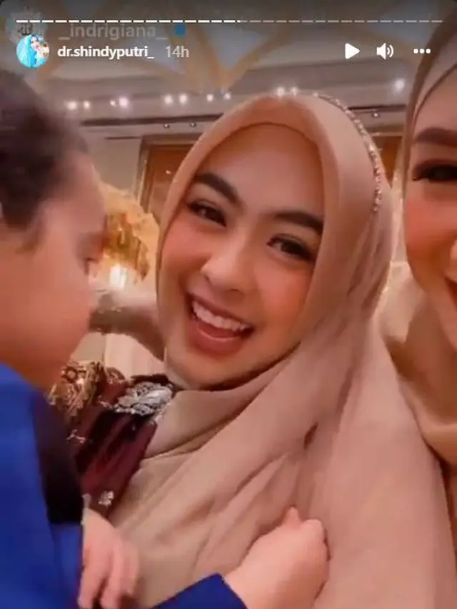 6 Potret Dokter Shindy di Pernikahan Ria Ricis, Anggun Menawan
