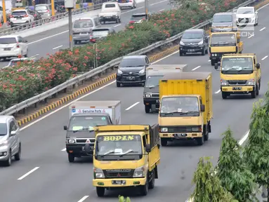 Sejumlah truk melintas di ruas Tol Dalam Kota Cawang-Pluit, Jakarta, Rabu (8/8). Mulai 18 Agustus-2 September 2018 atau selama perhelatan Asian Games, Pemprov DKI menerapkan pembatasan truk golongan III, IV, dan V. (Merdeka.com/Iqbal S. Nugroho)