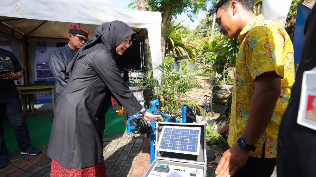 Bupati Banyuwangi Ipuk Fiestiandani melihat pameran hasil karya para siswa dalam rangka Hari Pendidikan Nasional (Istimewa)