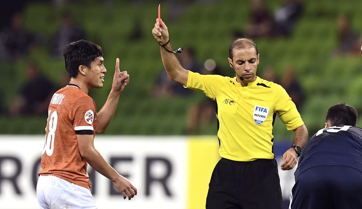 Wasit Mohammed Alkhudhayr, memberikan kartu merah kepada pemain Chiangrai United, Thirayu Banhan, saat melawan Melbourne Victory pada laga Liga Champions Asia di Melbourne, Selasa (11/2). Melbourne menang 1-0 atas Chiangrai. (AFP/William West)