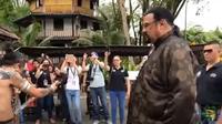 Steven Seagal saat berkunjung ke Rumat Adat Dayak Borneo (tangkapan layar/YouTube/Ekspedisi Enggang)