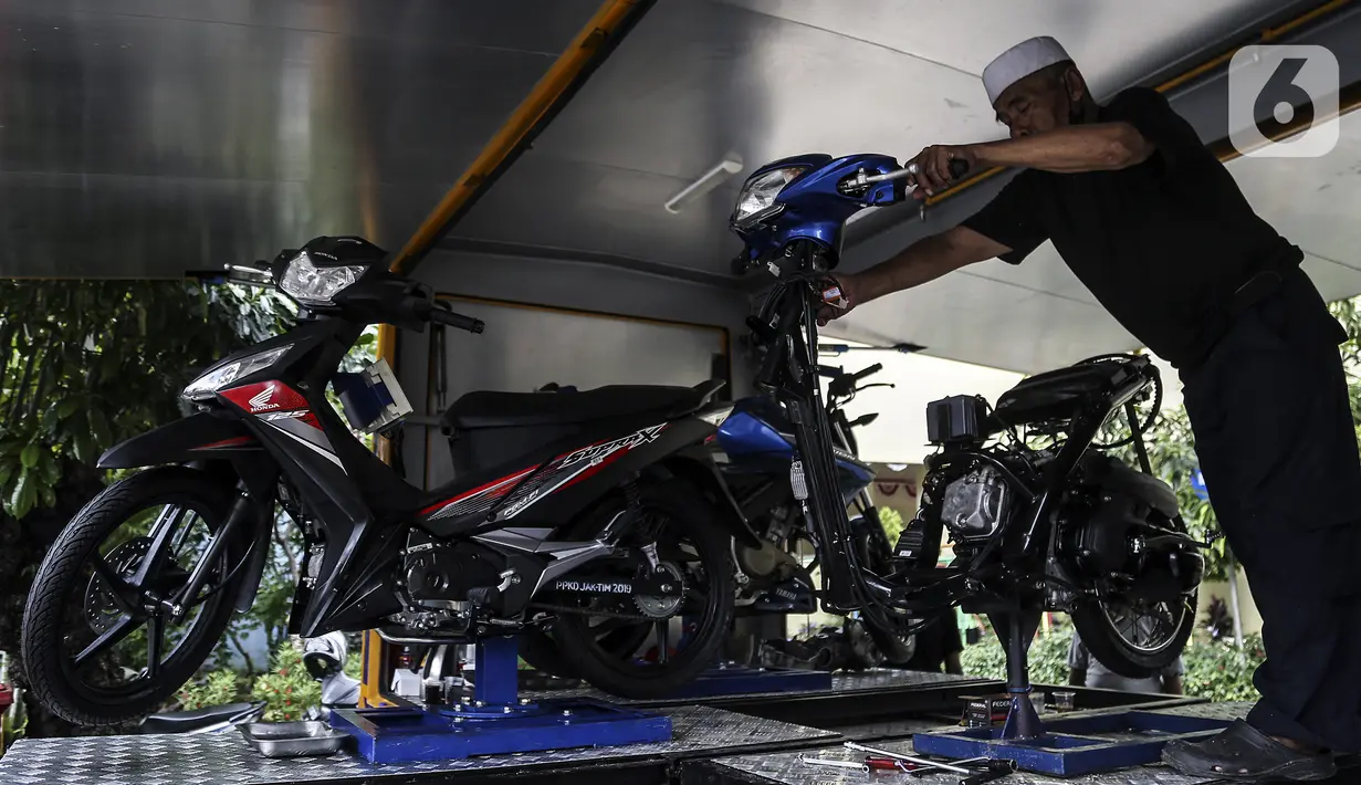 Warga mengikuti pelatihan perbengkelan sepeda motor di Rusun Jatinegara Barat, Jakarta, Kamis (2/6/2022). Pusat Pelatihan Kerja Daerah Jakarta Timur melaksanakan program jemput bola pelatihan perbengkelan secara gratis bagi warga Rusun Jatinegara Barat sebagai upaya mendorong penyiapan tenaga siap kerja dan mengurangi angka pengangguran. (Liputan6.com/Johan Tallo)