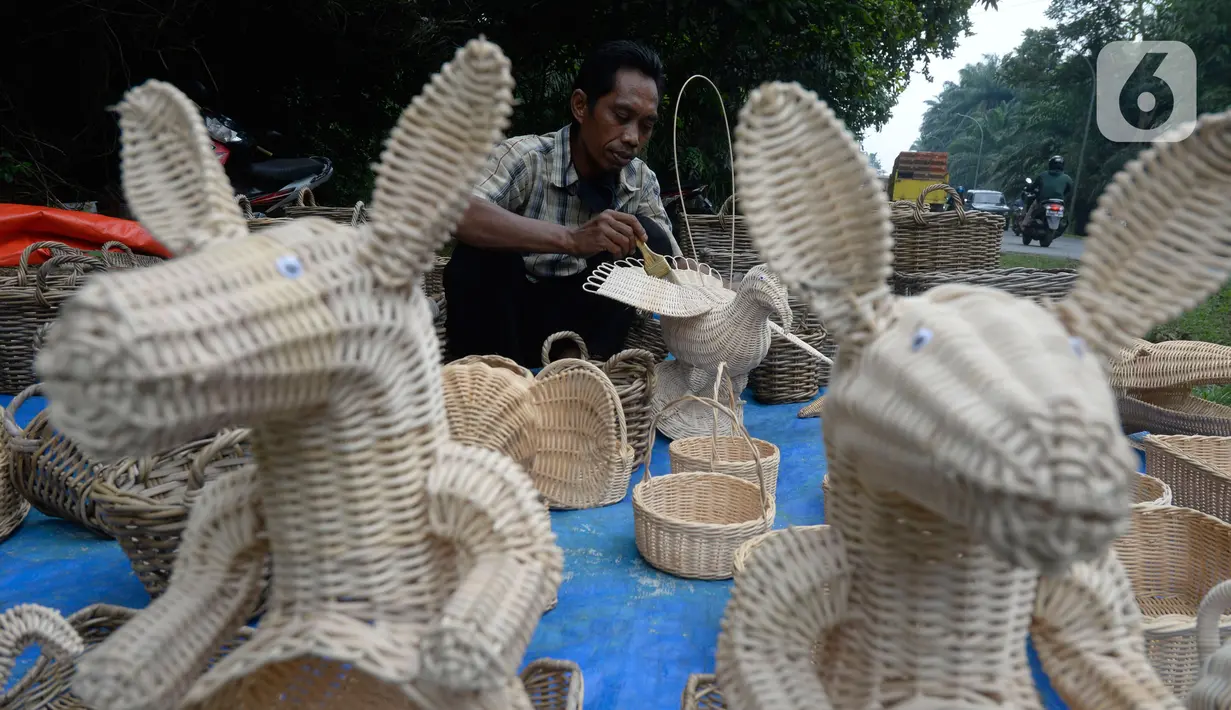Perajin anyaman Rotan, Muhamad Wardi (43) sedang menyelesaikan finishing menggunakan pernis di Jalan Raya Puspiptek, Tangerang Selatan, Banten, Senin (19/10/2020). (merdeka,com/Dwi Narwoko)