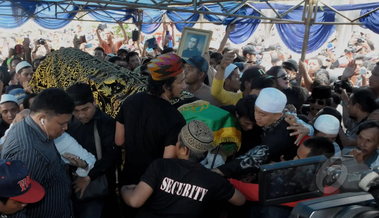 Ribuan warga memadati TPU  Malaka, Pondok Kelapa untuk menyaksikan langsung proses pemakaman Olga Syahputra, Jakarta, Sabtu (28/03/2015). (Liputan6.com/Andrian M Tunay)