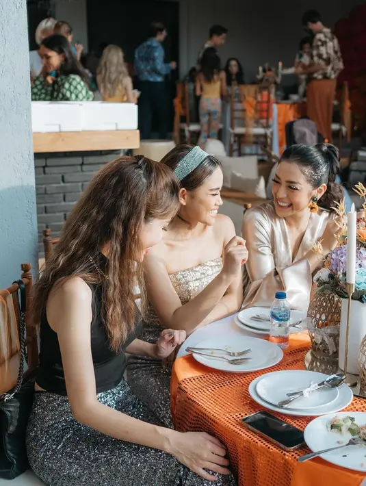 Di momen ini, disediakan juga beberapa meja bundar yang sudah dihias sedemikian rupa. Dalam potret ini, Jedar pun tampak sedang bercengkrama dan makan bareng dengan sahabat-sahabatnya.(Liputan6.com/IG/@inijedar)