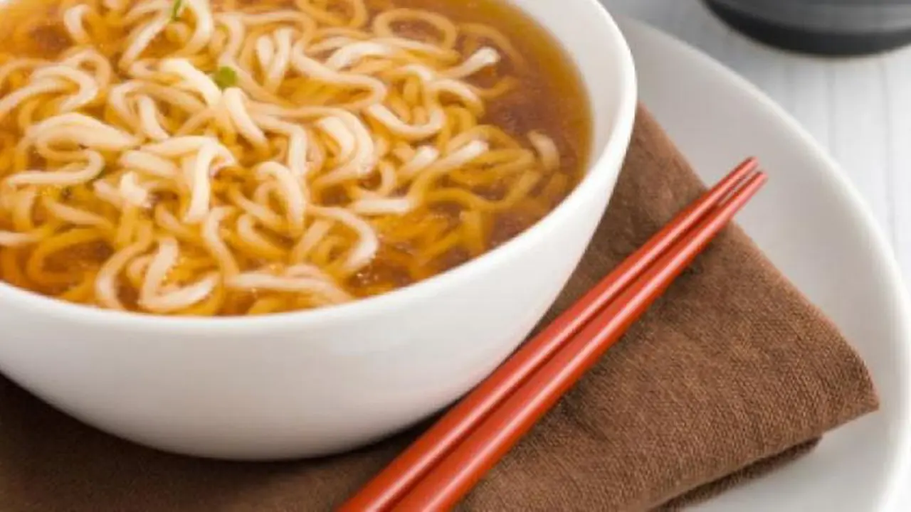 [Bintang] Setelah Tahu 3 Zat Ini, Kamu Bakal Pikir Ulang Makan Mi Instan
