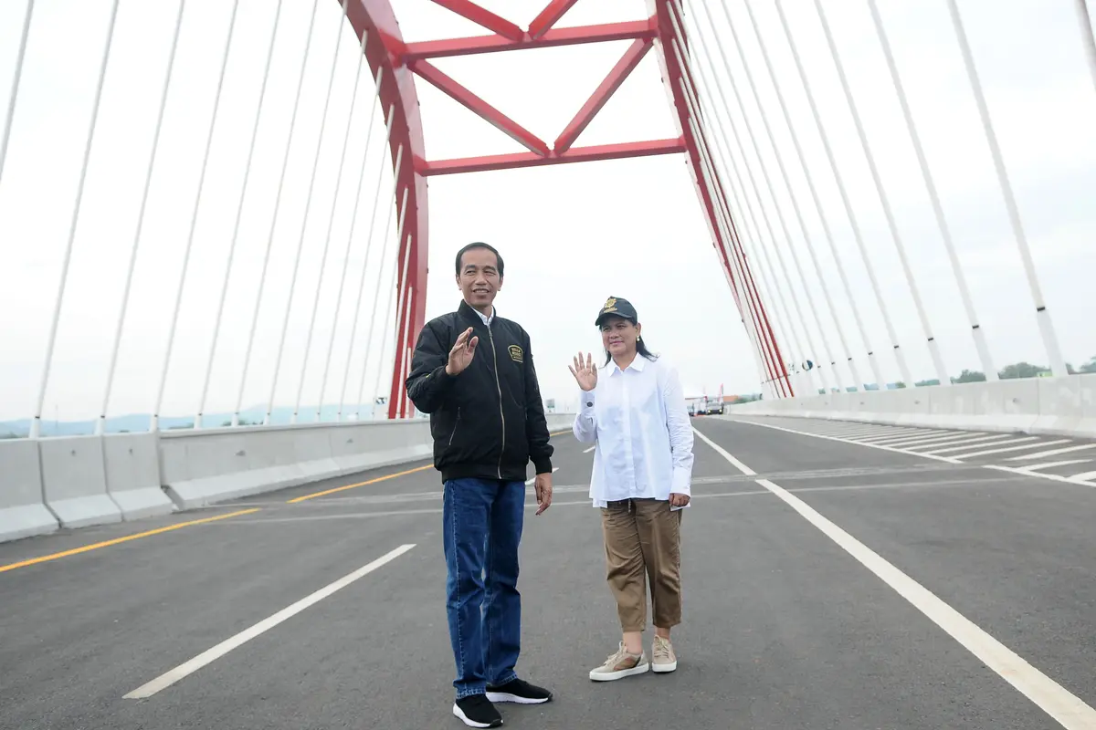 Gaya Jokowi Saat Resmikan Tiga Ruas Tol Trans Jawa