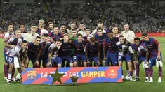 Pemain Barcelona berfoto bersama setelah memenangkan Piala Joan Gamper edisi ke-58 di Estadi Olimpic Lluis Companys, Barcelona, Rabu (09/08/2023) WIB. Barca menang dengan skor 4-2 atas Tottenham Hotspur. (AFP/Pau Barrena)