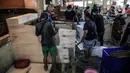 Sejumlah pedagang terdampak kebakaran mulai membangun lapak jualan di Blok B, Pasar Minggu, Jakarta Selatan, Rabu (21/4/2021). Lapak baru tersebut merupakan upaya relokasi agar puluhan pedagang bisa memulai jualan kembali. (Liputan6.com/Faizal Fanani)