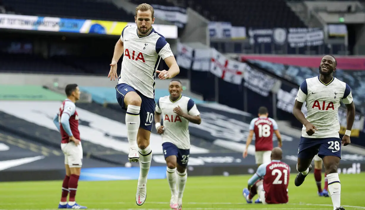 Striker Tottenham Hotspur, Harry Kane, melakukan selebrasi usai mencetak gol ke gawang West Ham United pada laga Liga Inggris Senin (19/10/2020). Kedua tim bermain imbang 3-3. (AP/Matt Dunham, Pool)