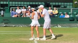 Ganda campuran Aldila Sutjiadi/Matwe Middelkoop saat menghadapi pasangan Marta Kostyuk (Ukraina)/Marcelo Arevalo (El Salvador) pada laga perempatfinal turnamen tenis Grand Slam Wimbledon 2023 di All England Tennis Club, Wimbledon, Inggris, Selasa (11/7/2023). (www.instagram.com/dila11)