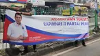 Petugas Satpol PP membongkar spanduk parpol yang dipasang di Jalan Letjen Suprapto, Cempaka Putih, Jakarta (21/3). Panwaslu Cempaka Putih menertibkan spanduk tersebut karena melanggar UU Nomor 7 Tahun 2017 tentang Pemilihan Umum. (Merdeka.com/Arie Basuki)